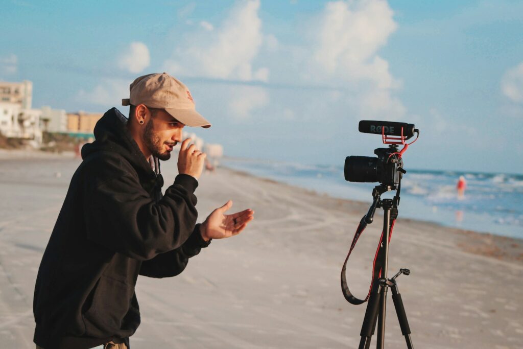 homme réalisant une vidéo