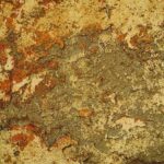 Mur en béton avec rouille et peinture qui s'écaille