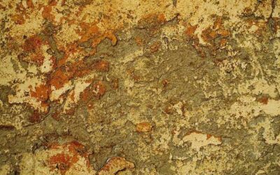 Mur en béton avec rouille et peinture qui s'écaille