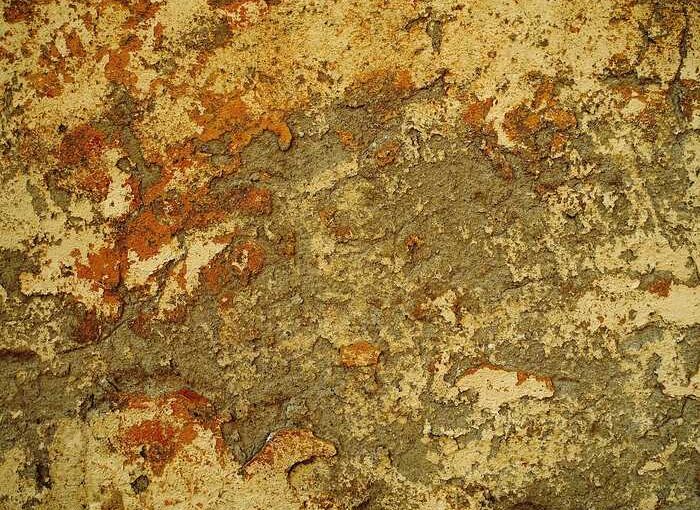 Mur en béton avec rouille et peinture qui s'écaille