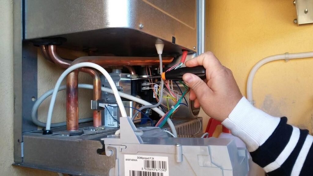 Technicien manipulant des composants d'un système de chauffage