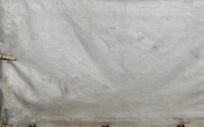 tissu gris usé avec sangles et œillets fixés sur bord inférieur
