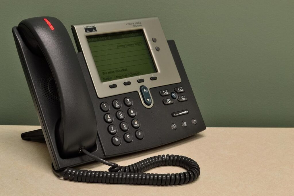 Téléphone de bureau avec écran et clavier sur une table