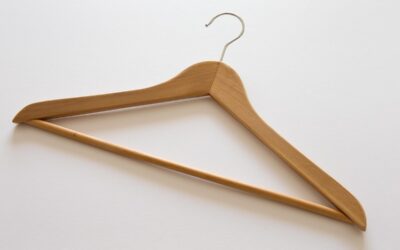 Cintre en bois suspendu, crochet métallique, fond blanc