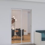 Un salon moderne avec canapé, porte vitrée ouvrant sur une salle à manger
