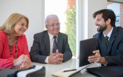 Professionnels discutant autour d'un dossier dans un environnement de bureau
