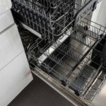 Un désossier ouvert dans une cuisine, avec ses grilles et un tiroir à couverts