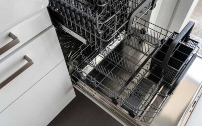 Un désossier ouvert dans une cuisine, avec ses grilles et un tiroir à couverts