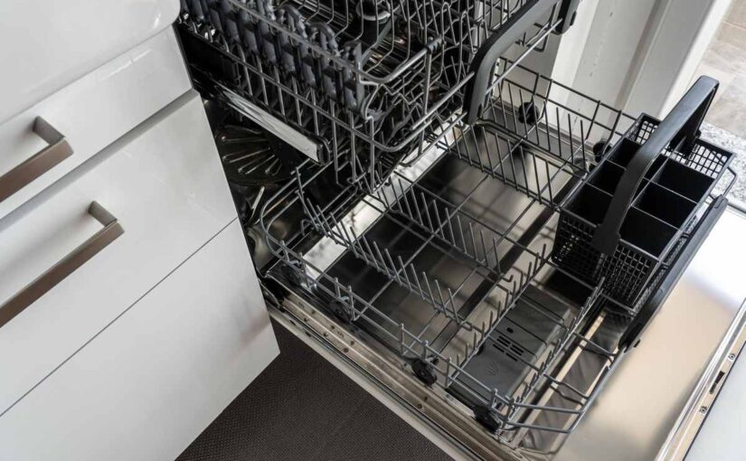 Un désossier ouvert dans une cuisine, avec ses grilles et un tiroir à couverts