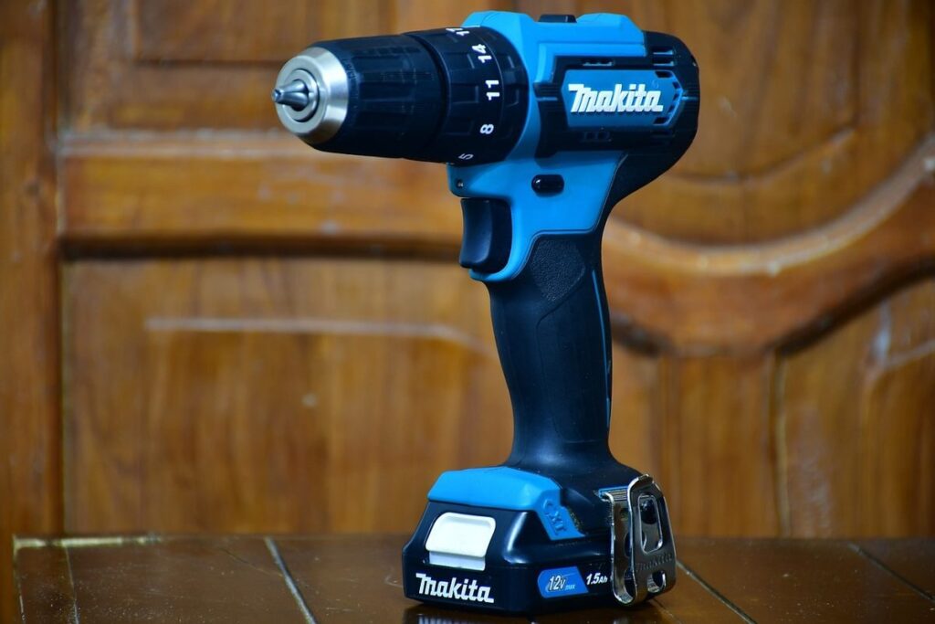 Perceuse Makita posée sur une table en bois