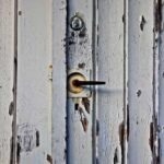 Peinture qui cloque sur une porte : les causes et la réparation