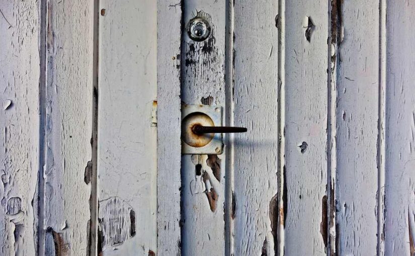 Peinture qui cloque sur une porte : les causes et la réparation