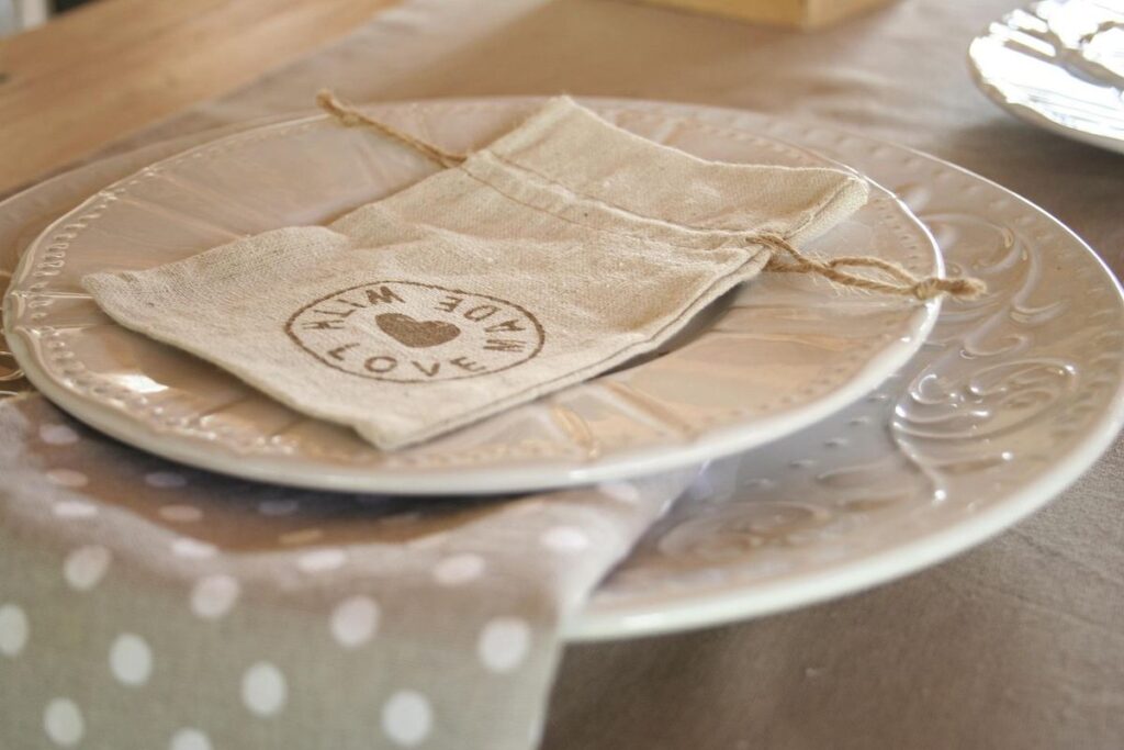 Assiette en céramique avec petit sac en toile et nappe à pois