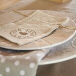 Assiette en céramique avec petit sac en toile et nappe à pois