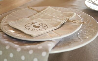 Assiette en céramique avec petit sac en toile et nappe à pois