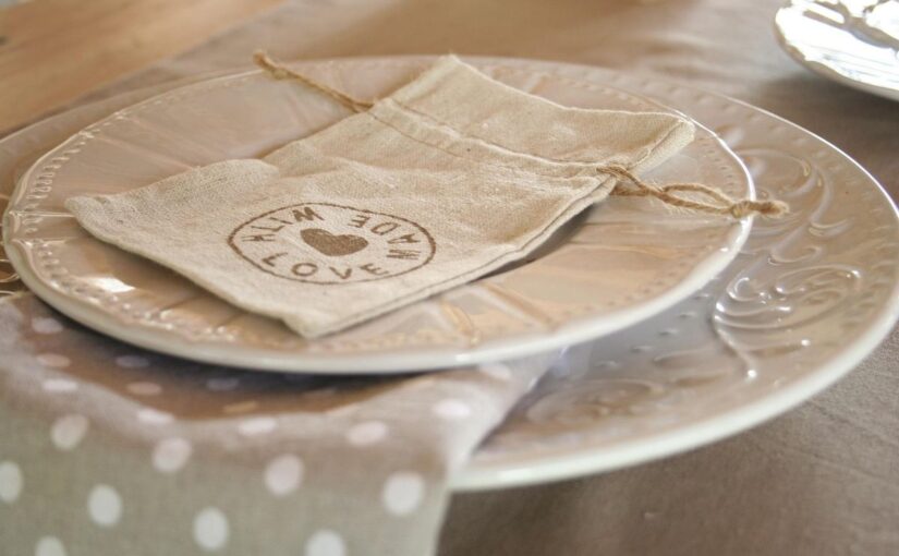Assiette en céramique avec petit sac en toile et nappe à pois