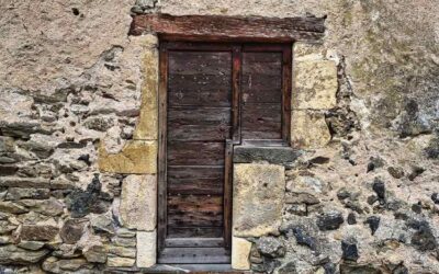 Porte en bois ancien dans un mur de pierre rustique