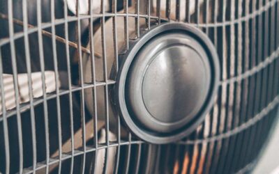 grille métallique recouvre un ventilateur en marche lame visible