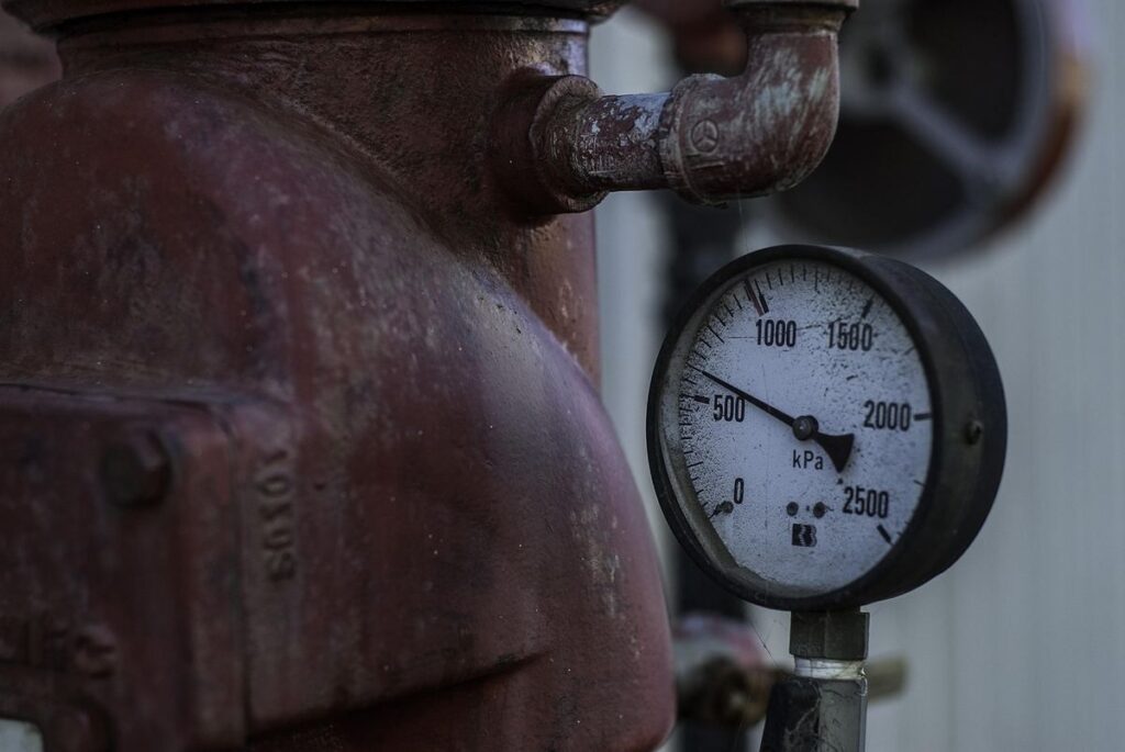 Manomètre de pression installé sur tuyau en fonte corrodée d'une installation de chauffage