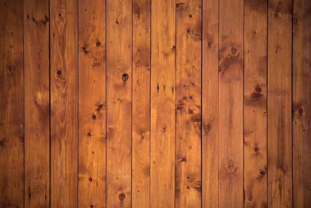 Parquet en bois clair avec nœuds et marques d'usure caractéristiques