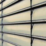 volets blancs inclinés laissant passer une lumière douce