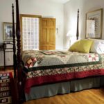 Chambre traditionnelle avec lit à baldaquin, commode, table de chevet et tapis